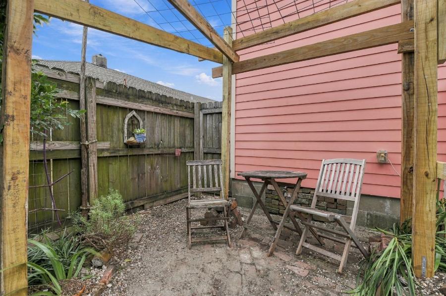 Sitting area with chairs and table under the pergola